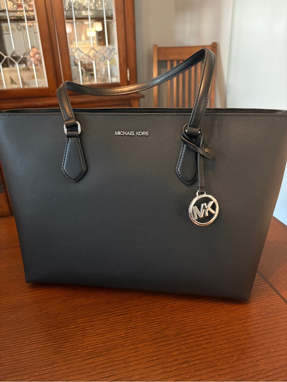 💯% Authentic Michael Kors Black Sheila largeTote, leather! ✈️